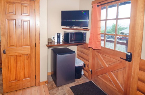 Paonia Cabin | Electric Mountain Lodge: Mountain Views/Restaurant/Bar/Events/Snowmobiles | 7