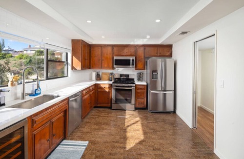 La Crescenta-Montrose House | Elegant City View | Quick Drive to LA | Hot Tub