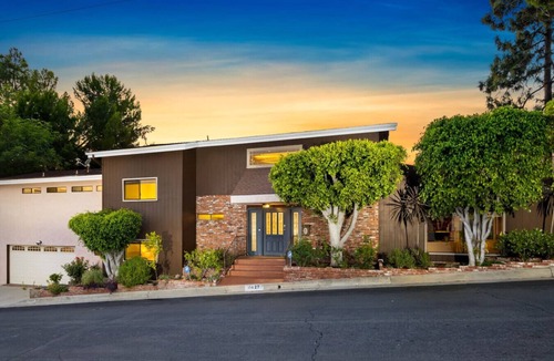 La Crescenta-Montrose House | Elegant City View | Quick Drive to LA | Hot Tub