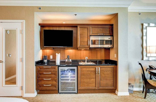 Las Vegas Apartment | Elegant MGM Studio Strip Views 19811
