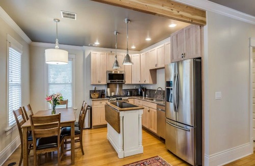 University North House | Elegant & Spacious Retreat in the Heart of Old Town – Perfect for Groups