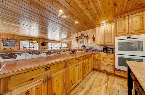 Carriage Hills House | Elk Meadow Retreat - Amazing Mountain Views + Hot Tub Sleeps 10!