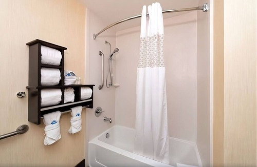 Glenwood Springs Hotel | Embrace Glenwood Springs! Pool, Free Breakfast, Pets Allowed, Free Parking!