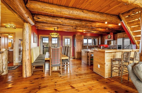 Old Town House | Emerald Lookout - Views, Hot Tub, Trails Right Next Door