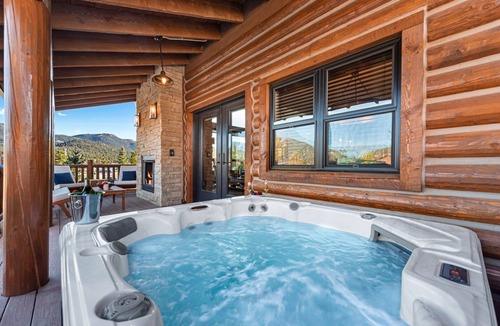 Estes Park Cabin | End Unit - EV Charger, Fireplace & Jacuzzi