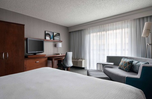 El Segundo Hotel | Enjoy a Hassle-Free Stay! Pet-Friendly, Short Drive to Hermosa Beach Pier