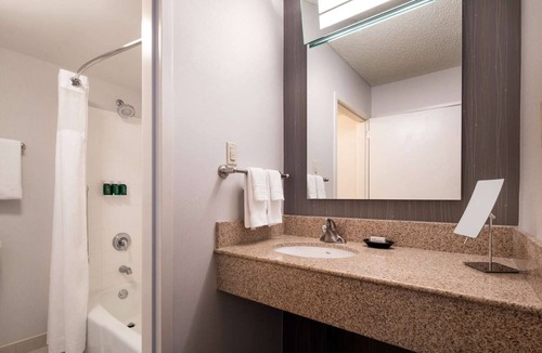 El Segundo Hotel | Enjoy a Hassle-Free Stay! Pet-Friendly, Short Drive to Hermosa Beach Pier