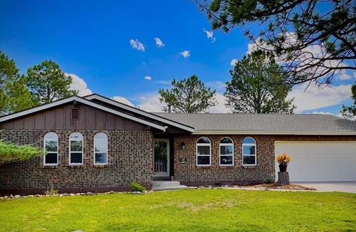 Parker House | Entire home on 3 acres w/ 4 bedrooms, 3 baths & office “Dog and human paradise”