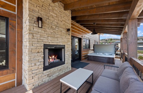 Estes Park Cabin | Estes Dream! End Unit with Patio, Indoor/Outdoor Fireplace and Jacuzzi