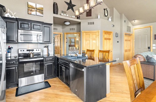 Estes Park Condo | Estes Park retreat w/hot tub, fireplace, king suite