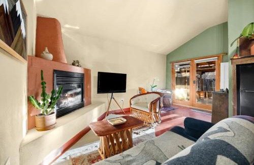 Golden House | Estrella De Oro Residences- Walk to Downtown
