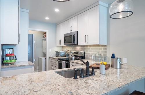 Telluride Condo | ETTA 102- Heated Pool & Hot Tub, Easy Ski Access, Newly-Remodeled