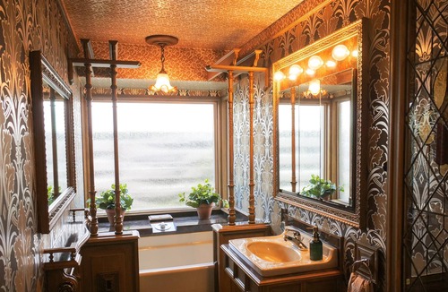 Eureka House | Eureka House With Hot Tub