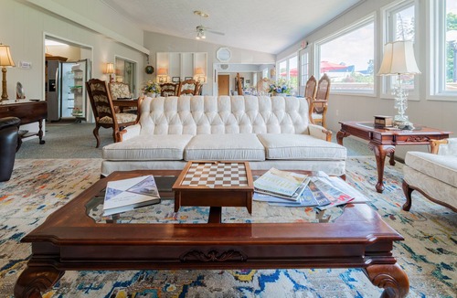 Marblehead Bed & Breakfast | Event Rental 10BR/10BA Sleeps 31 B&B Near The Lake