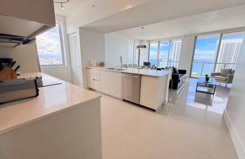 Hallandale Beach Apartment | Exclusive 3 bedrooms apartment w/Amazing View