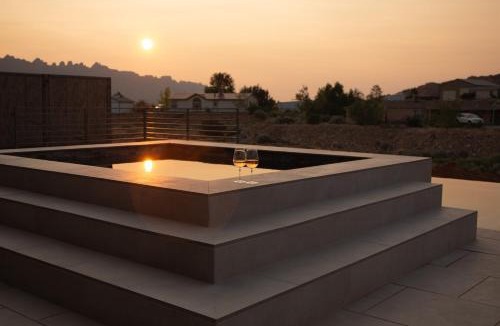 Moab South Valley House | Exclusive Retreats Desert Vista Luxury 6 Bedroom Retreat- Heated Pool Hot tub