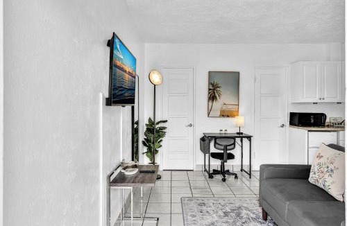 Downtown Hollywood Apartment | Executive Studio Hollywood Blvd & Near Beach