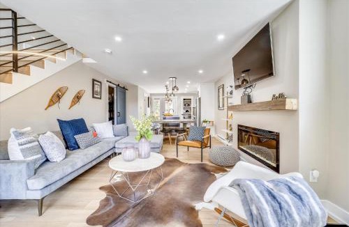 Dunkin Hill House | Experience breathtaking mountain views at Tenmile Viewhouse