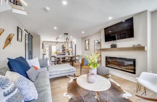 Dunkin Hill House | Experience breathtaking mountain views at Tenmile Viewhouse