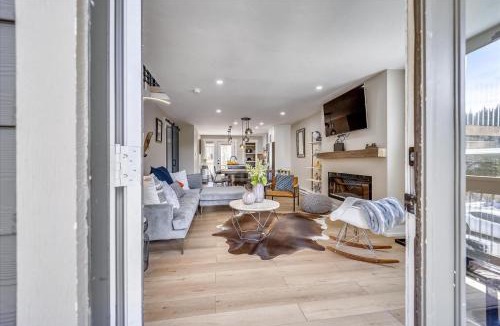 Dunkin Hill House | Experience breathtaking mountain views at Tenmile Viewhouse