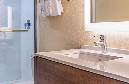 Miami Springs Hotel | Experience Soothing Moments & Luxury! 2 Comfortable Units, Onsite Pool