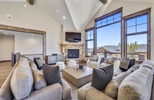 Baldy Mountain House | Experience the charm of Cocoa Cabin, a spacious retreat with stunning views & luxurious amenities