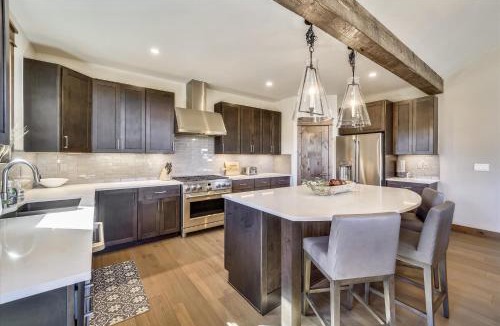 Baldy Mountain House | Experience the charm of Cocoa Cabin, a spacious retreat with stunning views & luxurious amenities