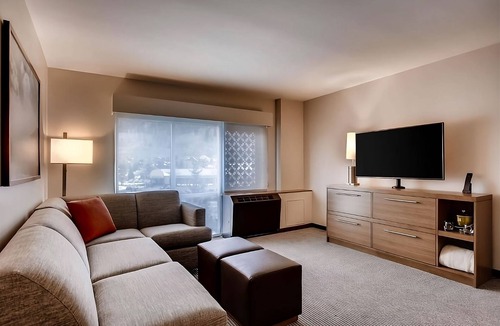 Mountain House Hotel | Experience the Peaks! Ski Resort, Jacuzzi Comfort & Easy Shuttle!