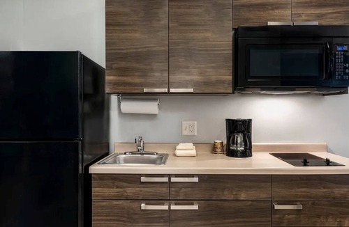 Carson City Hotel | Explore Carson City: Pet-Friendly Room w/Kitchen Near Golf, Trails & Museums