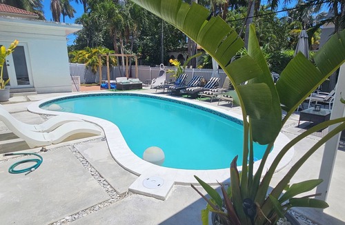 South Lake Villa | EXQUISITE GRAND POOL 4/4 VILLA HALF MILE TO BEACH