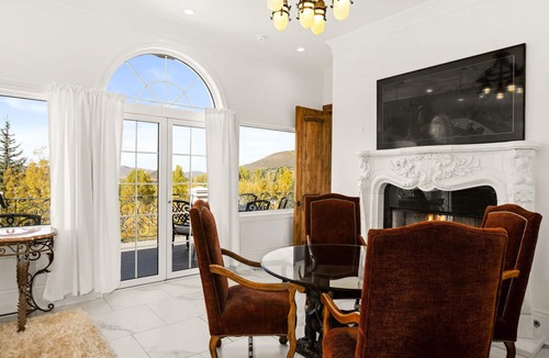 Knollwood House | Exquisite pet friendly home, 5 blks from Gondola with stunning views!