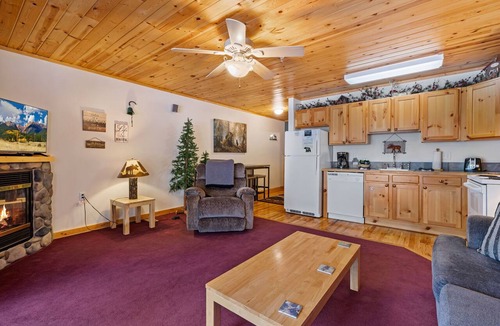 Fall River Estates Condo | Fall River Hideaway Private Hot Tub