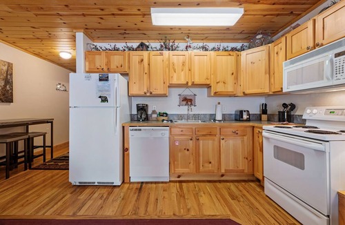 Fall River Estates Condo | Fall River Hideaway Private Hot Tub