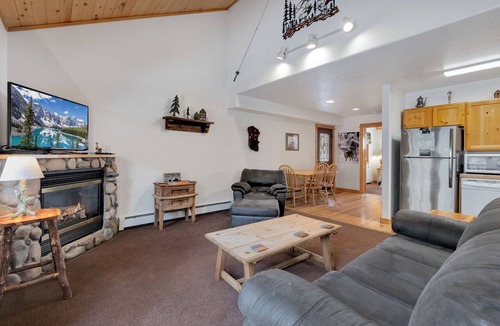 Fall River Estates Condo | Fall River Retreat Private Hot Tub Close to RMNP