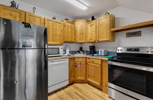 Fall River Estates Condo | Fall River Retreat Private Hot Tub Close to RMNP