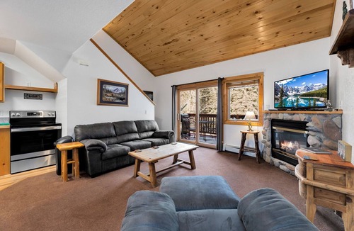 Fall River Estates Condo | Fall River Retreat Private Hot Tub Close to RMNP