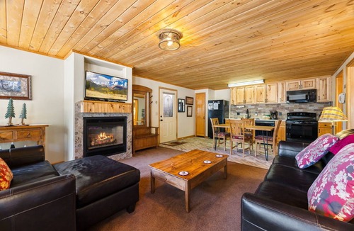 Fall River Estates Condo | Fall River Suite Jetted Tub Fireplace Close to RMNP