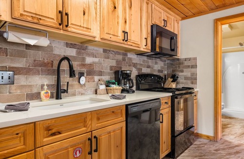 Fall River Estates Condo | Fall River Suite Jetted Tub Fireplace Close to RMNP