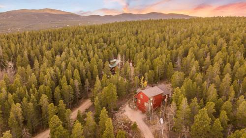 Black Hawk House | Family & Dog Welcoming Lodge with Hot Tub & Games