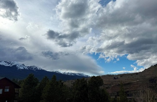 Dillon House | Family friendly 2 bedroom PLUS den! 15m walk to Dillon Amphitheater! 2 Hot tubs!