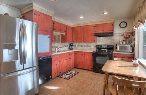 Creede Cabin | Family Friendly Cabin - Near Downtown Creede - Shuffleboard