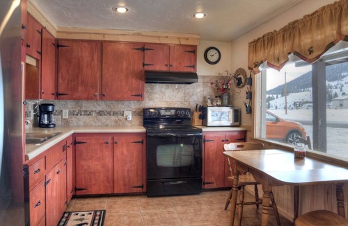 Creede Cabin | Family Friendly Cabin - Near Downtown Creede - Shuffleboard