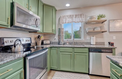 Monument House | Family Friendly Charming +Clean 5 Bedroom House,