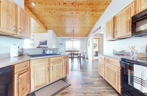 Fairplay House | Family Friendly Creekside Cabin w/mountain views, deck & wildlife