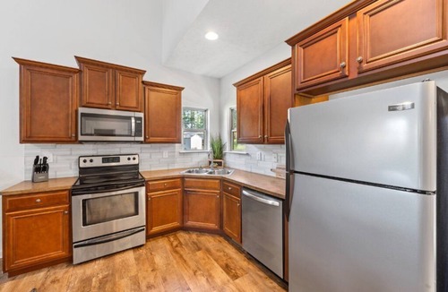 Hardwick Cottage | Family Friendly Lakefront Cottage/Home Theatre/Bunk room