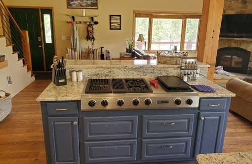 Alma Cabin | Family Friendly Mountain retreat with amazing views! Hot Tub, close to Breck!