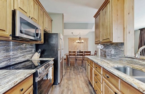 Baldy Mountain House | Family-Friendly Townhouses with WiFi, Wood Fireplaces, and Private Washer/Dryers