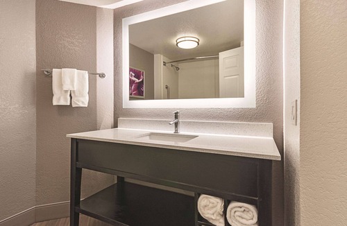 Grand Junction Hotel | Family-Friendly Hotel Room w/Comfortable Amenities – Pool and Hot Tub