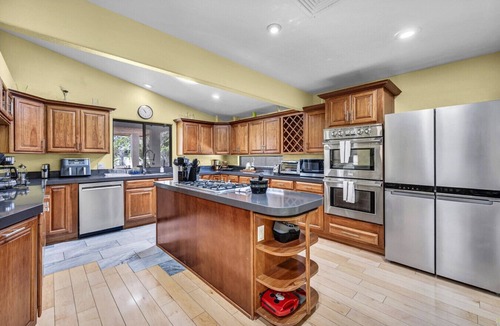 Las Vegas House | Family & Group Retreat with Pool, Spa & Basketball