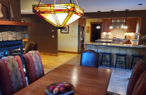 Eagle-Vail House | Family Lodge with 2 MBR, 5 BDR, Gourmet Kitch, Hot Tub, Fenced Yard, Grill